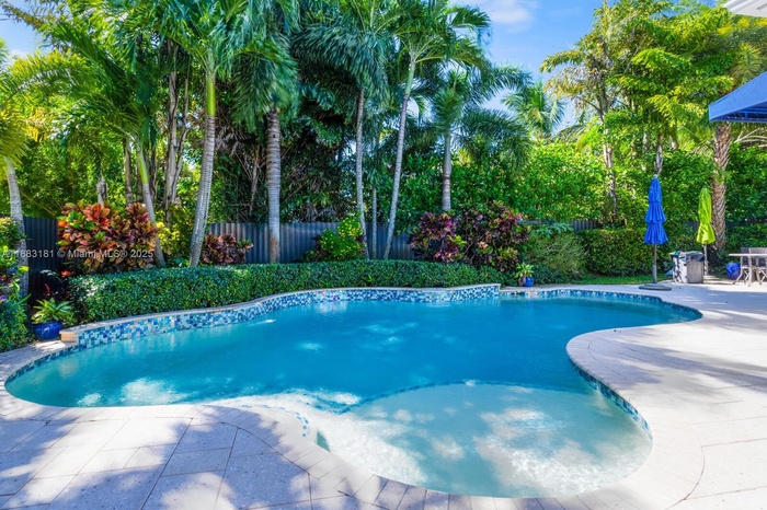 Tropical paradise
very private
