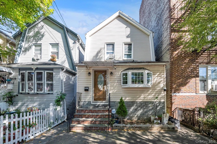 Dutch colonial featuring a gambrel roof