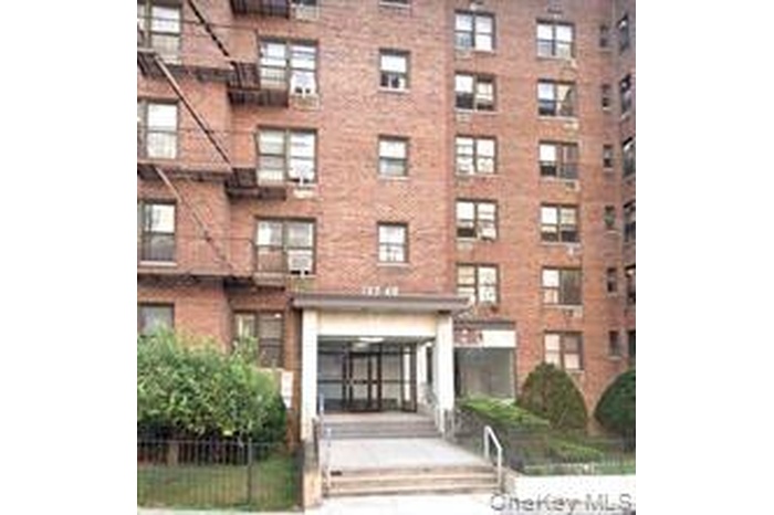 View of apartment building / complex