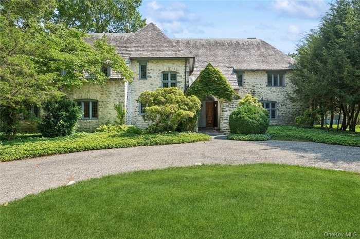 Circular driveway