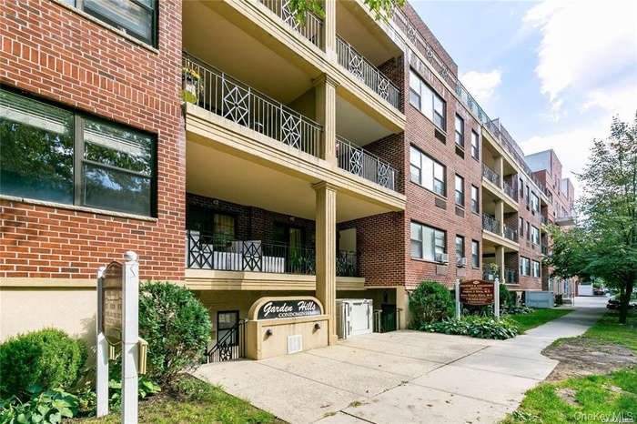 View of apartment building / complex