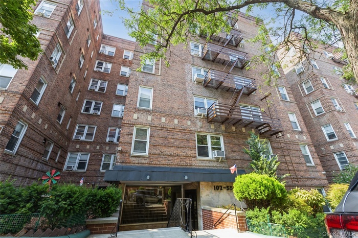 View of apartment building / complex