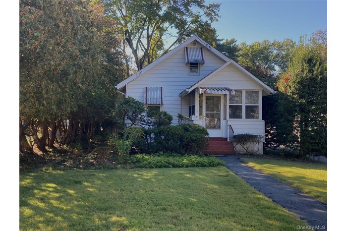 Bungalow with a front yard
