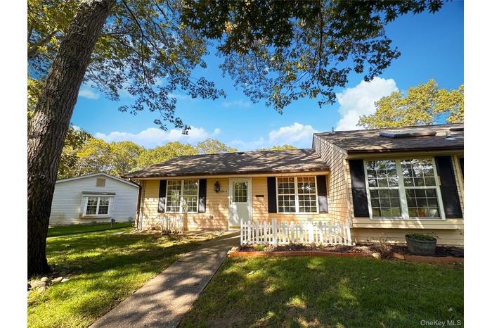 View of front of house featuring a front yard