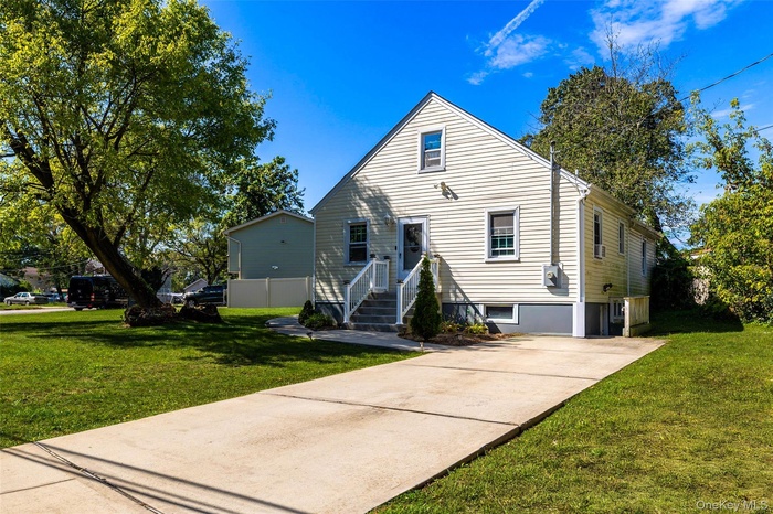 View of front facade with a front lawn