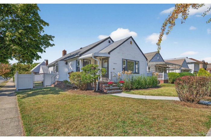 Bungalow featuring a gate