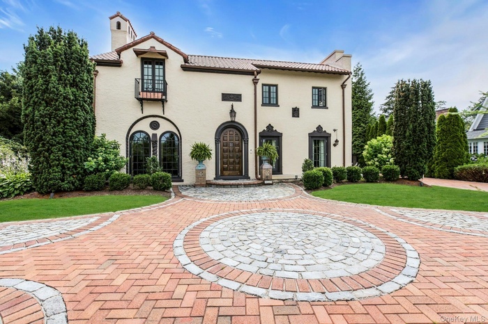 Stunning Mediteranean home on on The Cascade Lakes