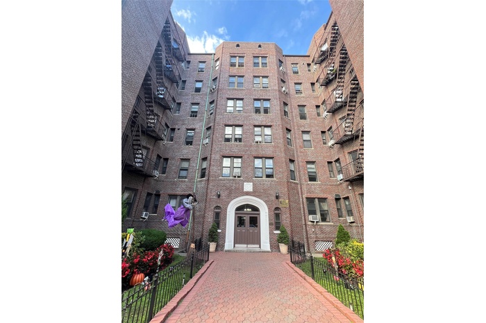 View of apartment building / complex