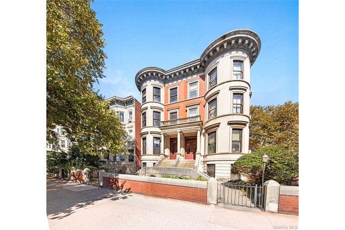 View of front of house featuring a gate and a fenced front yard