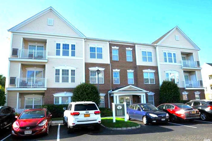 Traditional-style house with uncovered parking