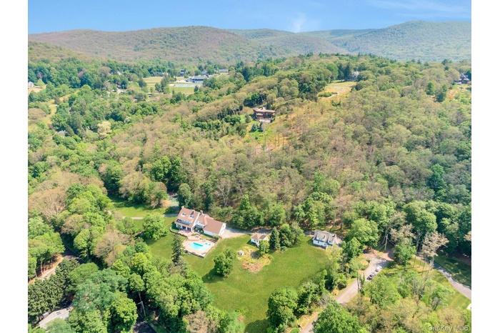 Bird's eye view with a view of trees and a mountain view