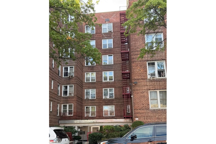 View of apartment building / complex