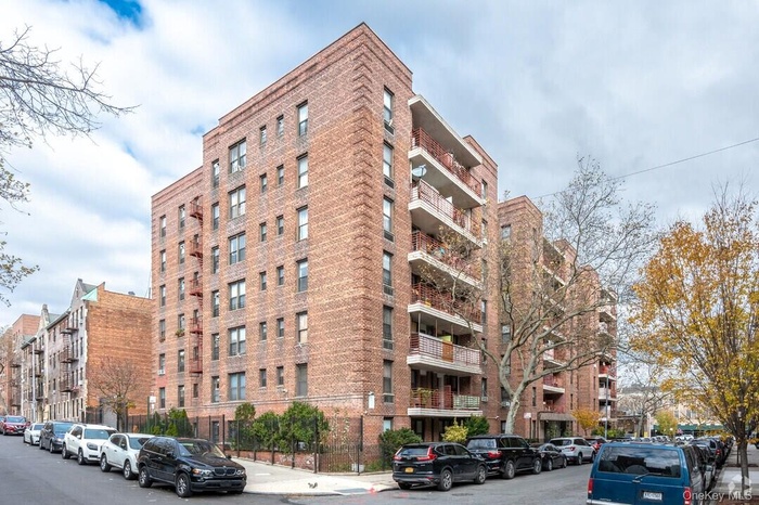 View of apartment building / complex