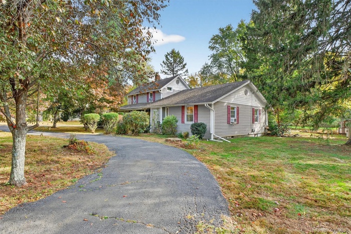 Horshoe driveway into the property to this charming farmhouse!
