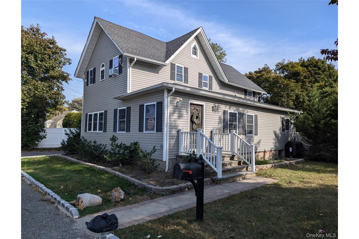 Traditional-style house with heating fuel and roof with shingles