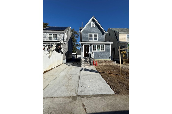 View of front facade with driveway