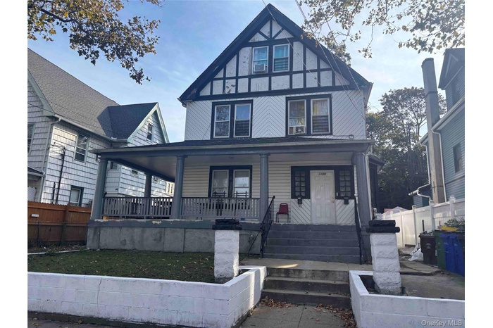 View of front of home featuring a porch