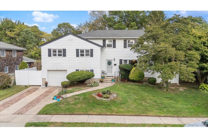 View of front of house with an attached garage and driveway