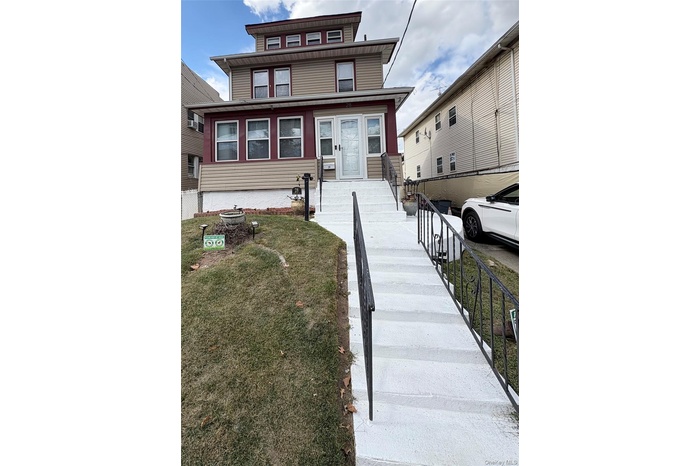 American foursquare style home featuring a front yard