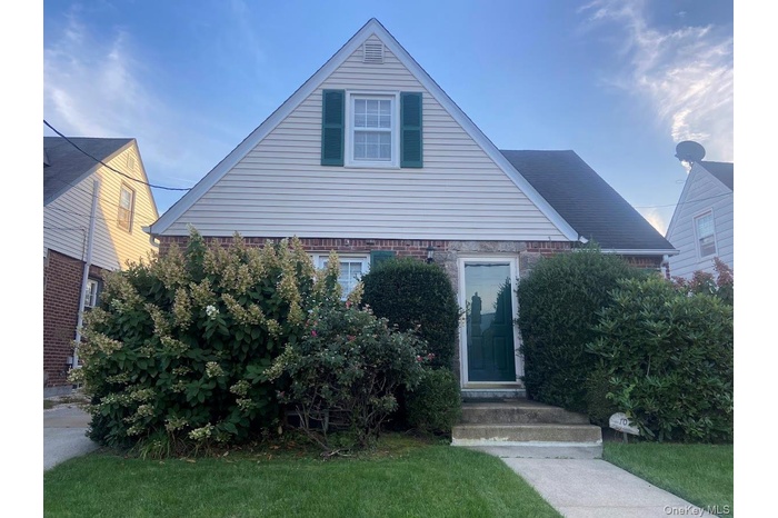 View of front facade with a front yard