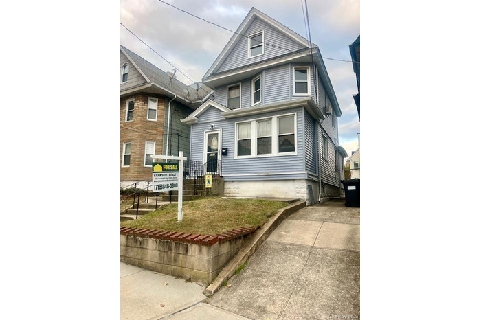 View of american foursquare style home