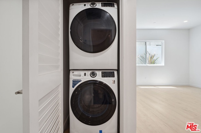 Laundry Closet- Washer & Dryer