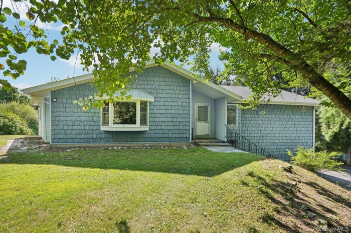 Ranch-style house featuring a front yard