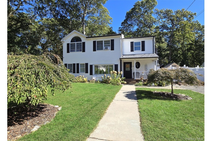 View of front of home featuring a porch and a front yard