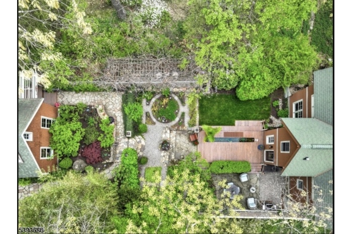 Petit Bonheur Courtyard