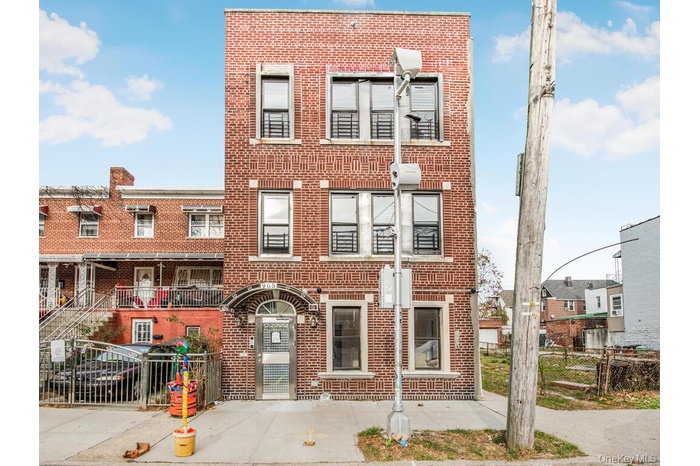 Legal 4 Family, Brick, Detached