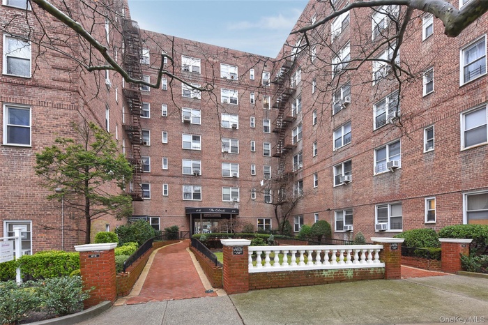 View of apartment building / complex