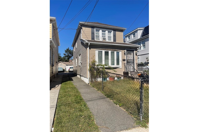 View of front facade with a fenced front yard