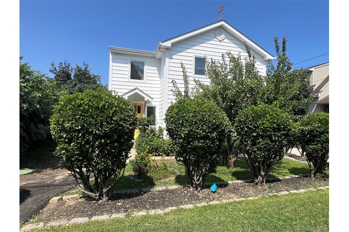 View of front of home featuring a front lawn