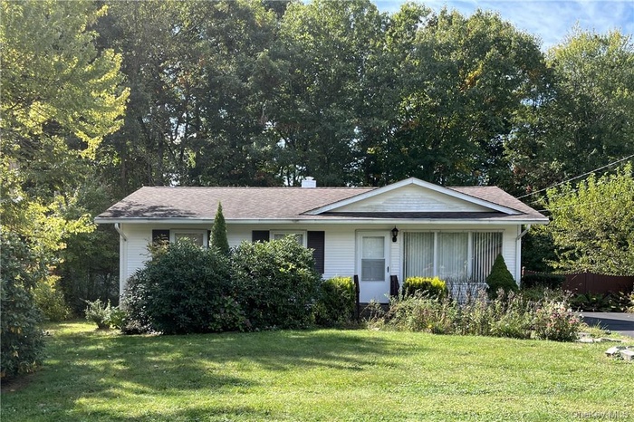 View of front facade with a front yard