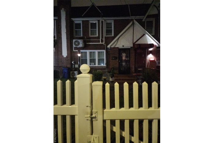 View of front of house featuring a fenced front yard