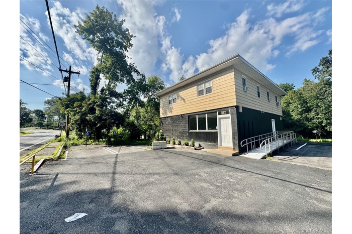 View of side of property with uncovered parking