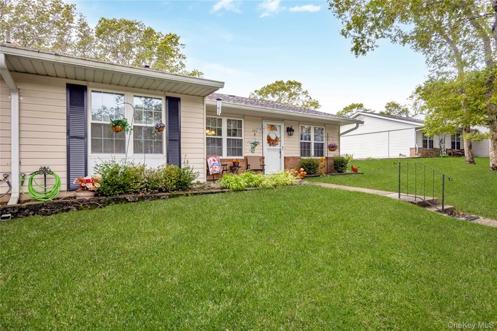 View of front facade featuring a front yard