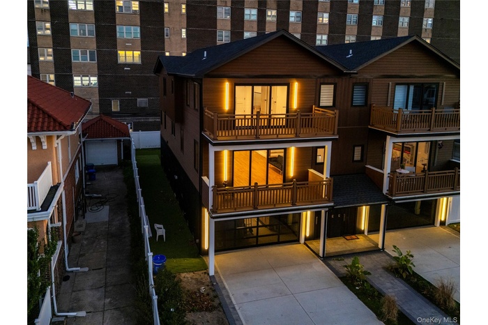 View of front facade with a garage and driveway