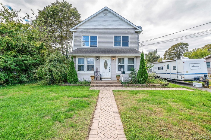 View of front of property featuring a front yard