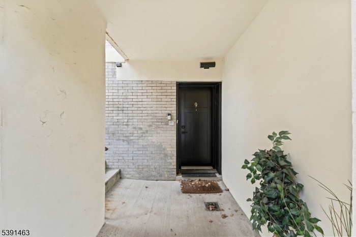 Private entrance of unit