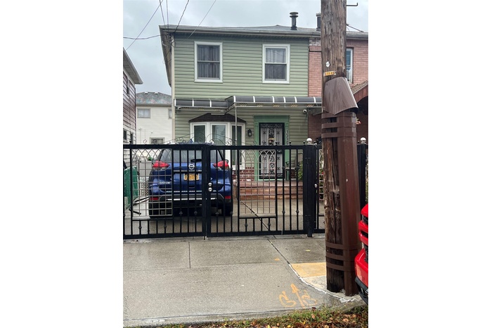 Gate featuring a fenced front yard
