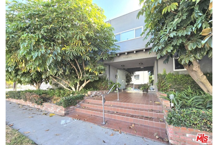 Complex Curb View