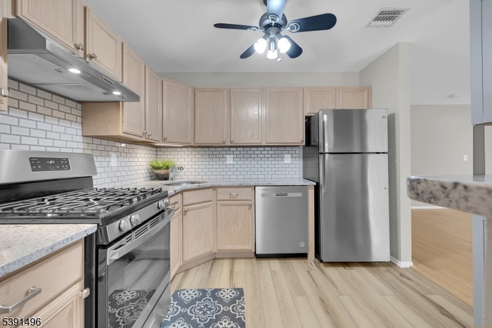 Kitchen area w appliances