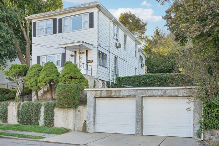 View of front facade with a garage and driveway