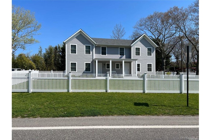 View of front facade featuring a fenced front yard