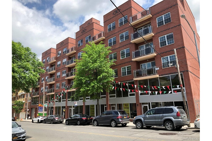 View of apartment building / complex