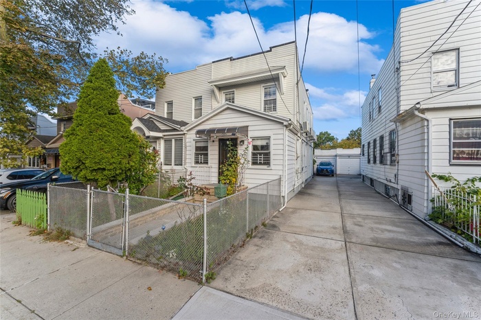 View of front of home featuring a fenced front yard