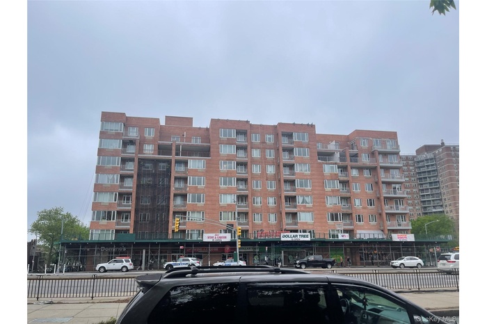 View of apartment building / complex
