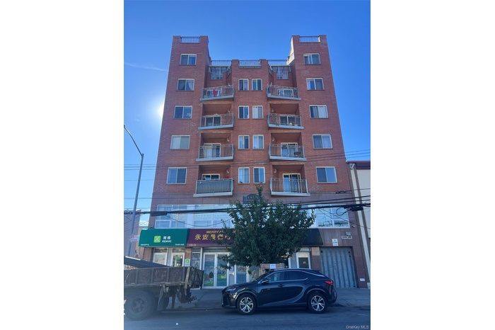 View of apartment building / complex