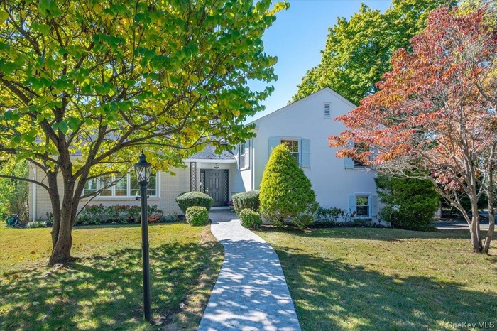 View of front of house featuring a front yard and stucco siding